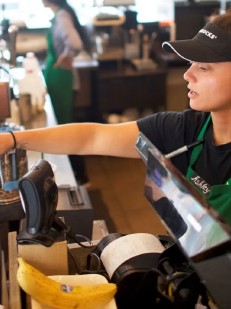 星巴克将为咖啡师发放奖金、扩大小费渠道，推动业绩转型