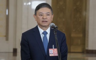 黄润秋部长现场展示了一块芯片