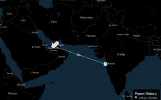 载运伊拉克石油的超级油轮关闭信号通过霍尔木兹海峡