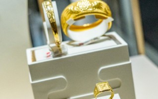 黄金饰品价格大跌超100元，较1个月前下跌近10%