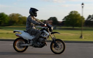 张雪机车夺冠成引爆点：华为小鹏为何纷纷闯入摩托车赛道 打造可进化智能终端