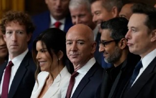 美股遭抛售重创AI龙头股，“美股七巨头”市值蒸发超8500亿美元