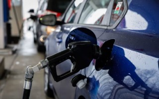 油价飙升、股市下挫，就连美国富人也对经济感到悲观