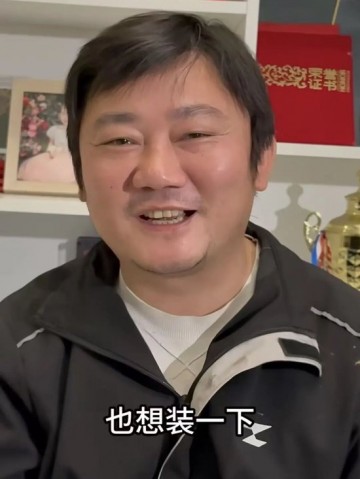 “当时说实话想装一下”，张雪深夜回应“一个子儿都没有”言论：政府只需把舞台搭好就很棒了