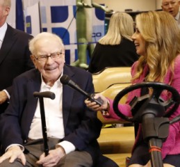 巴菲特联手 NBA 巨星斯蒂芬・库里举办慈善午餐，重启经典拍卖活动