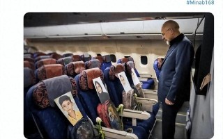 伊朗代表团飞机上放着在美以空袭中遇难的孩子的照片和书包