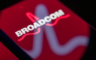 博通盘前涨3.7%，该公司与谷歌、Anthropic 达成合作协议