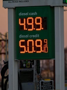 美国柴油价格飙升至每加仑5美元 创2022年以来新高