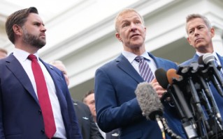 美联航CEO去年秋季就已考虑合并事宜，数月后才告诉特朗普