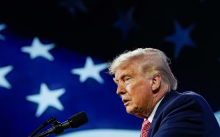 伊朗战事爆发满月，特朗普称霍尔木兹海峡为“特朗普海峡”