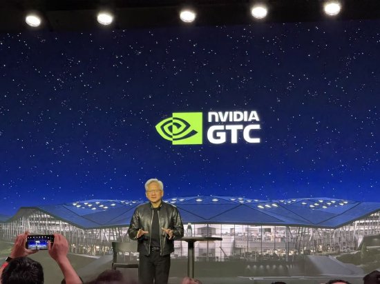 黄仁勋访谈：营收远超万亿美元，中国市场在重启，中国车企很强-第1张图片-51吃大瓜