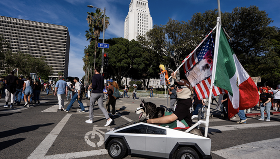反对对伊朗动武，千人“包围”洛杉矶政府机构大楼-第1张图片-51吃大瓜