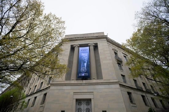 美国前司法部长邦迪被解职后 特朗普考虑进一步改组内阁-第1张图片-51吃大瓜